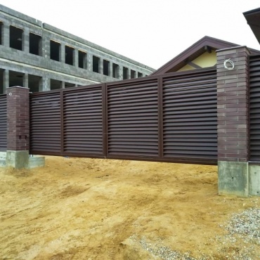 Откатные ворота консольные комбинированная отделка 2000x1500