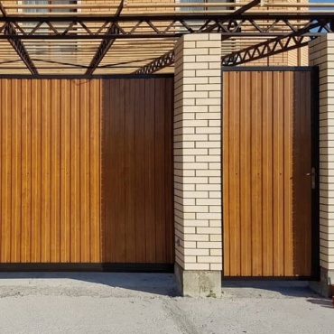 Консольные ворота откатные сэндвич-панель под дерево 3000x2500