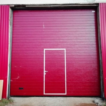 Ворота промышленные секционные красные 2750x2875