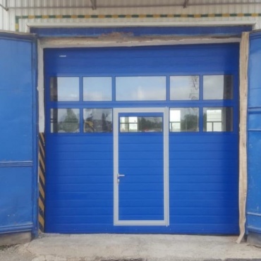 Панорамные ворота секционные синего цвета 2400x2300