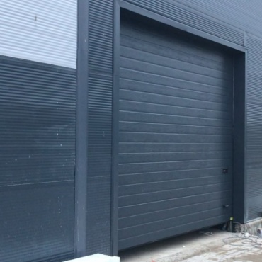 Секционные подъемные ворота темного цвета 2500x2500